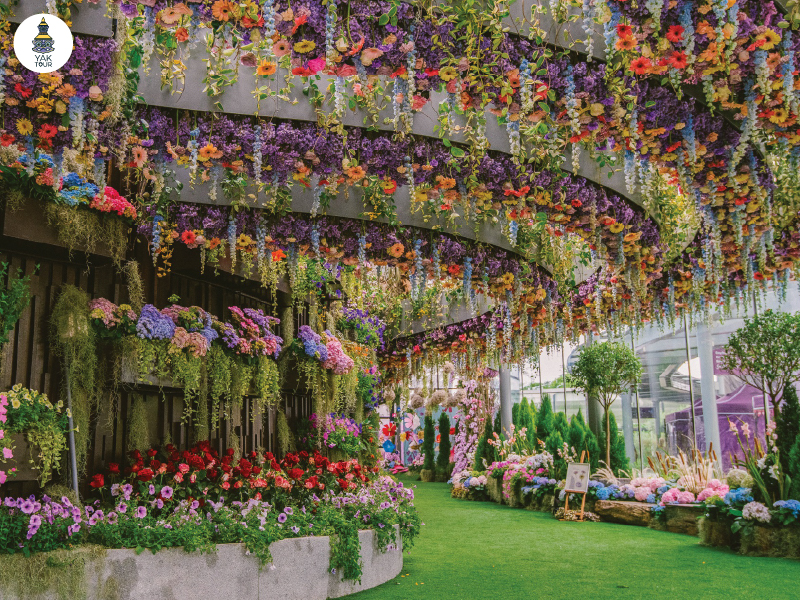 โซนจัดแสดงดอกไม้แบบแฟนตาซีที่ garden by the bay กับแสงสีตระการตา