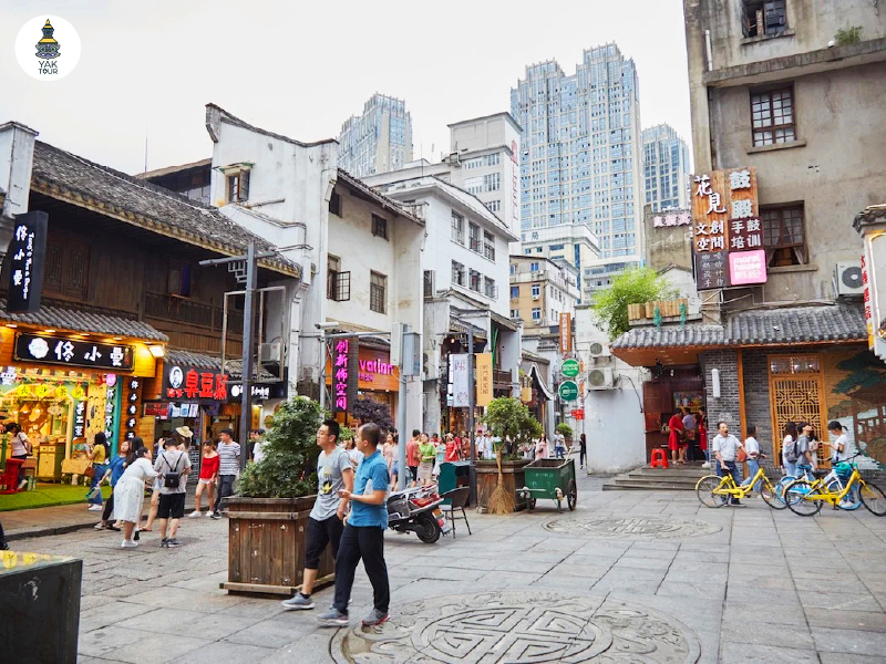 ถนนคนเดินไท่ผิงในฉางซา เต็มไปด้วยร้านค้าและนักท่องเที่ยว