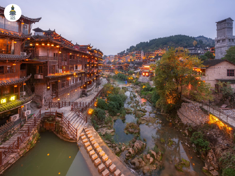 หมู่บ้านโบราณฟูหรงเจิ้น วิวบ้านเรือนริมผาน้ำตกสุดคลาสสิก