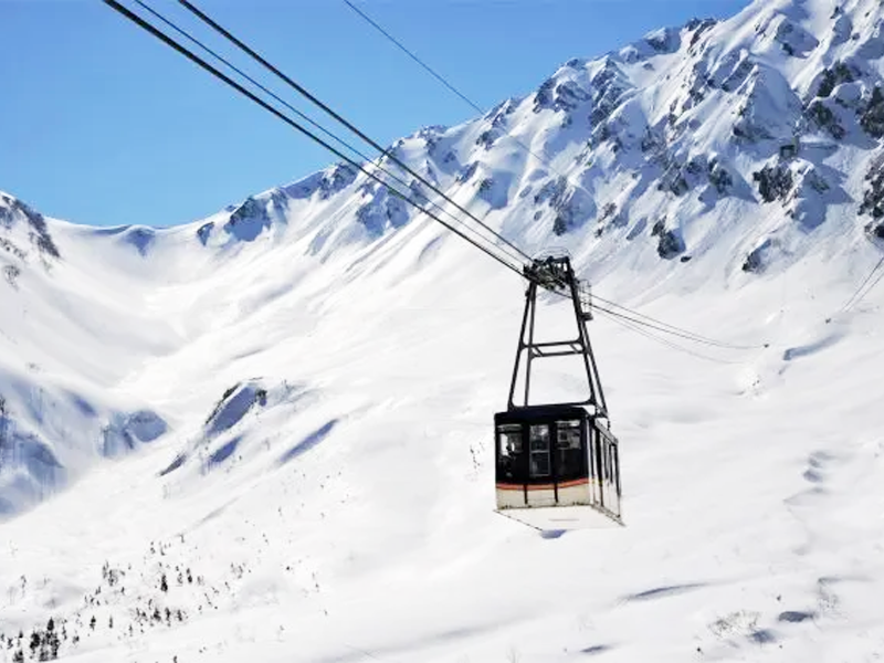 กระเช้าไฟฟ้าทาเตยามะ (Tateyama Ropeway) ลอยเหนือภูเขาหิมะ
