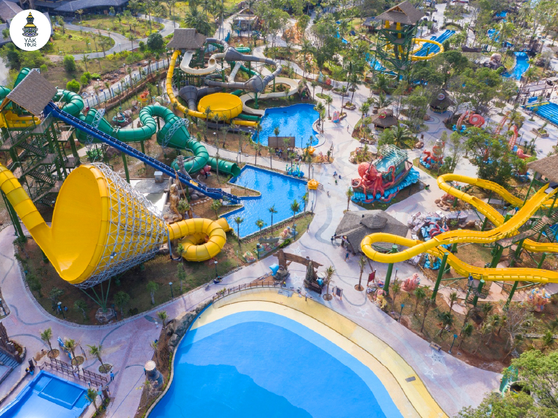 เครื่องเล่นใน Aquatopia Water Park ฟูก๊วก