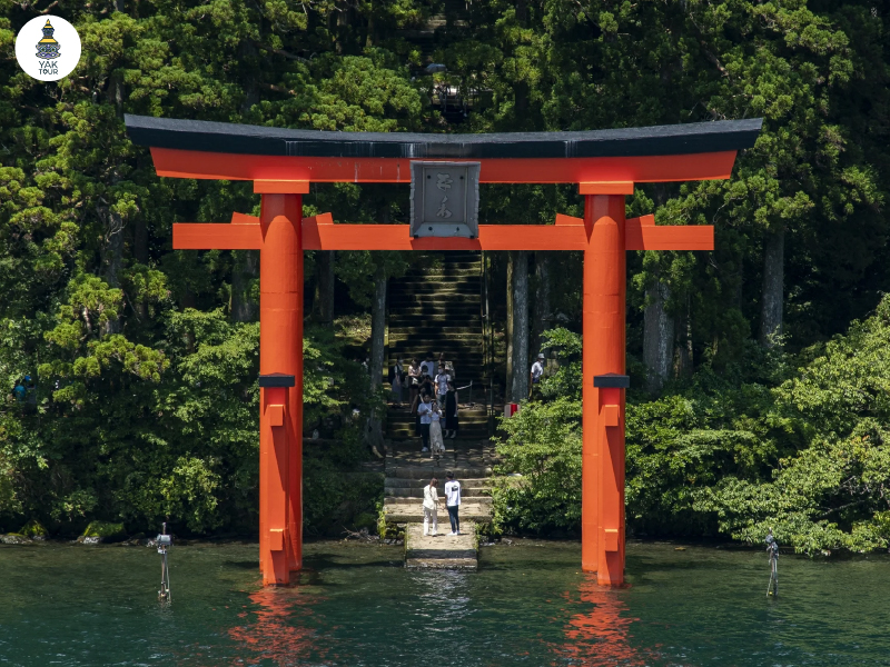 ศาลเจ้าฮาโกเน่พร้อมเสาโทริอิกลางน้ำ Peace Torii บรรยากาศเงียบสงบริมทะเลสาบอาชิ