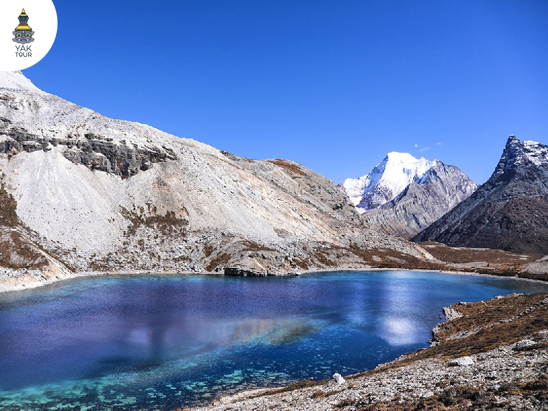 ทะเลสาบห้าสี (Five Color Lake) หรือ Wucai Lake ในย่าติง น้ำสีฟ้าหลากเฉดเปลี่ยนตามแสง