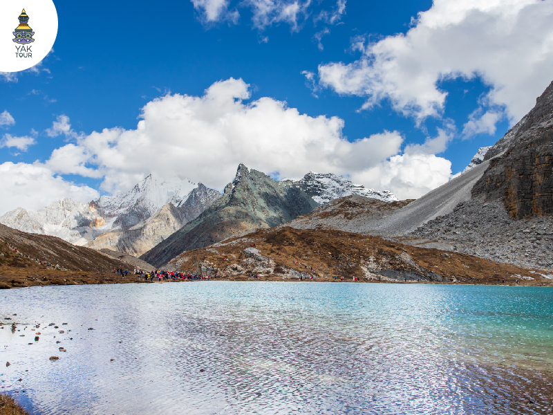 ทะเลสาบน้ำนม (Milk Lake) Yading ทะเลสาบสีฟ้าอ่อนในหุบเขาท่ามกลางทุ่งหญ้า
