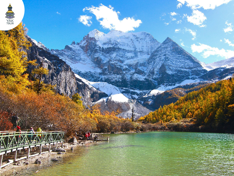 ทะเลสาบไข่มุก (Pearl Lake) หรือ Zhuoma La Cuo Lake ย่าติง ทะเลสาบสีเขียวมรกตกับฉากหลังภูเขาหิมะ
