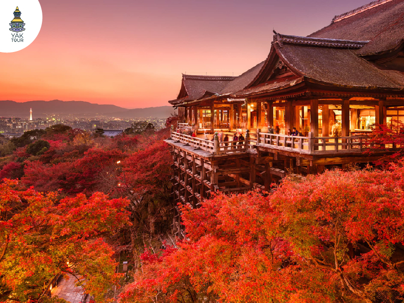 วัดน้ำใส Kiyomizu-dera ท่ามกลางใบไม้แดงในเกียวโต ปี 2025